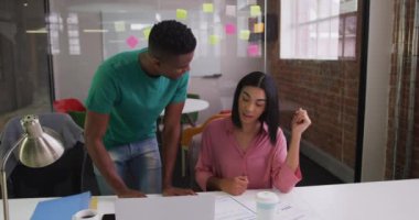 Toplantı odasında çeşitli erkek ve kadın iş arkadaşları belgeleri inceliyor. Modern ofiste iş.