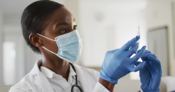 Médecin Afro Américain Portant Masque Facial Préparant Vaccin Covid Pour — Video