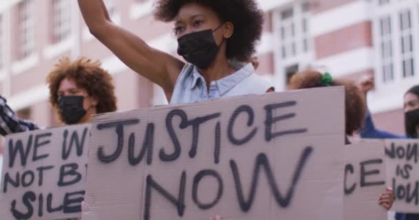 Разнообразная Группа Мужчин Женщин Держащих Плакаты Поднятыми Кулаками Время Протеста — стоковое видео