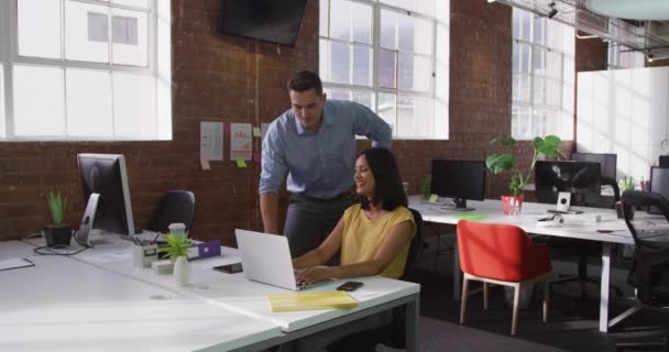 Diversos Colegas Negocios Masculinos Femeninos Discusión Trabajo Usando Ordenador Portátil — Vídeo de stock