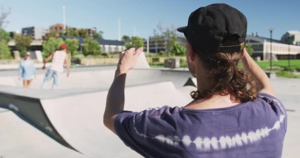 Rückansicht Eines Kaukasischen Mannes Einem Sonnigen Tag Hintergrund Skateboarder Sommer — Stockvideo