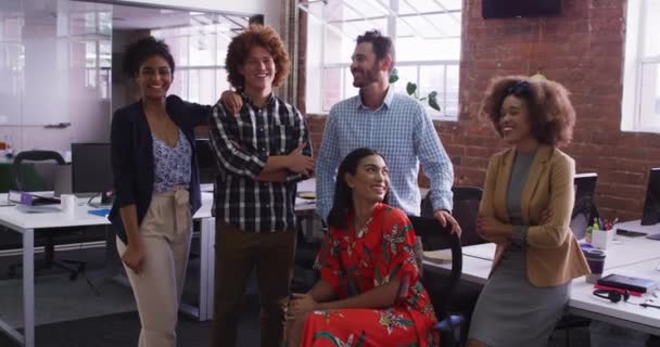 Gruppo Colleghi Lavoro Diversi Che Sorridono Alla Telecamera Sala Riunioni — Video Stock