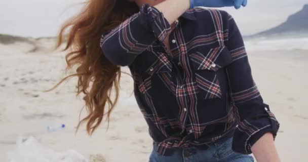 Blanke Vrouw Draagt Latex Handschoen Wrijvend Voorhoofd Kijkend Naar Zee — Stockvideo