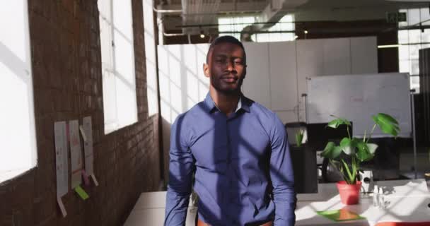 Portré Egy Jól Öltözött Afro Amerikai Üzletemberről Irodában Aki Mosolyog — Stock videók