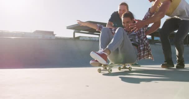 Lachende Kaukasierin Und Zwei Männliche Freunde Beim Skateboarden Sonnigen Tagen — Stockvideo