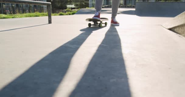 Låg Del Kaukasiska Mannen Skateboard Skatepark Umgås Skatepark Sommaren — Stockvideo
