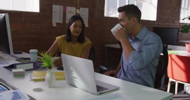 不同的男性和女性同事在工作场合讨论喝咖啡和微笑 现代办公室里的生意 — 图库视频影像