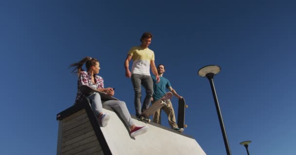 Glückliche Kaukasische Frau Und Zwei Männliche Freunde Skateboarden Einem Sonnigen — Stockvideo