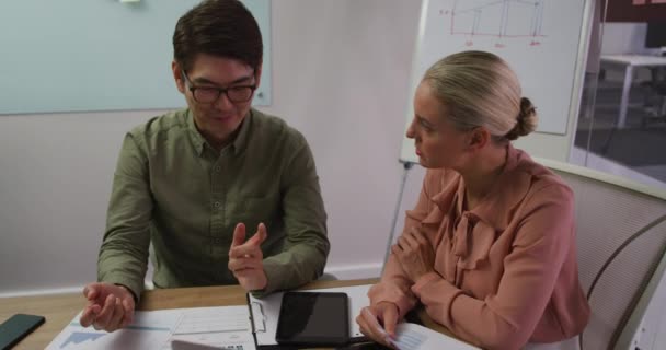 Diversos Colegas Negocios Masculinos Femeninos Discusión Sala Reuniones Analizando Documentos — Vídeos de Stock