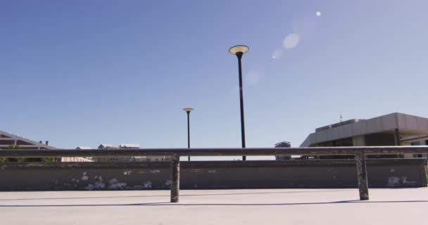 Bassa Sezione Uomo Caucasico Cavalcando Saltando Sullo Skateboard Nella Giornata — Video Stock