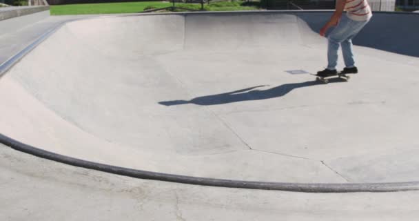 Baixa Seção Homem Caucasiano Montando Pulando Skate Dia Ensolarado Sair — Vídeo de Stock