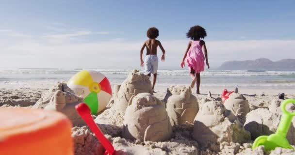 Irmão Irmã Afro Americanos Correndo Direção Mar Praia Família Tempo — Vídeo de Stock