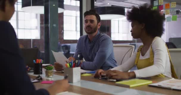 Compañeros Negocios Carreras Mixtas Sentados Discutiendo Sala Reuniones Negocio Independiente — Vídeo de stock