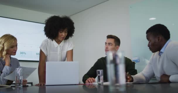 Femme Affaires Afro Américaine Donnant Une Présentation Divers Groupes Collègues — Video