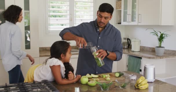 Padre Hispano Con Hija Sonriente Enseñando Hacer Agua Pepino Cocina — Vídeos de Stock