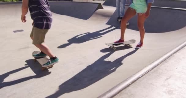Niedrige Sektion Der Kaukasischen Frau Und Zwei Männliche Freunde Skateboarden — Stockvideo