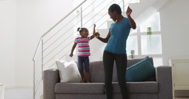 Mutlu Afro Amerikan Anne Kızı Dans Ediyor Evde Eğleniyor Karantina — Stok video