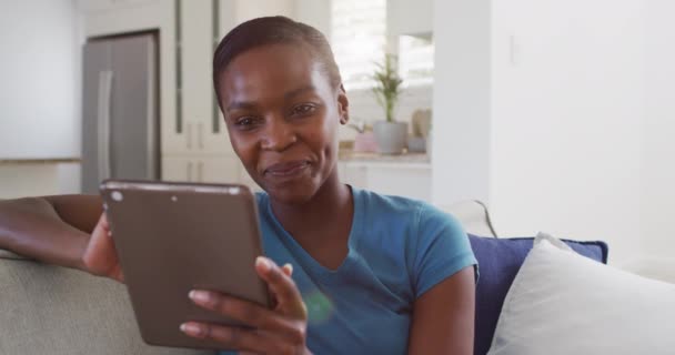 Happy African American Perempuan Duduk Sofa Menggunakan Tablet Digital Tinggal — Stok Video