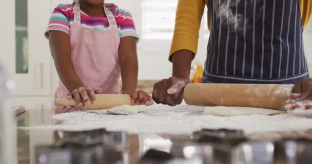 Felice Afro Americano Madre Figlia Rotolamento Pasta Cucina Stare Casa — Video Stock