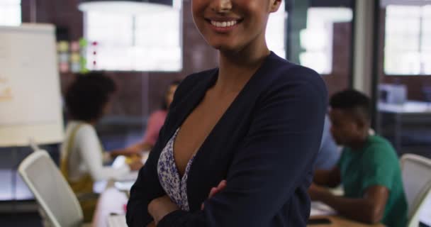 Feliz Mujer Negocios Raza Mixta Pie Sonriendo Con Sus Colegas — Vídeo de stock