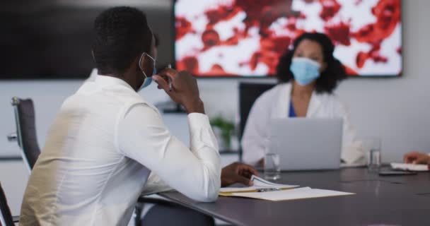 Médico Femenino Raza Mixta Usando Máscara Dando Presentación Sala Reuniones — Vídeo de stock