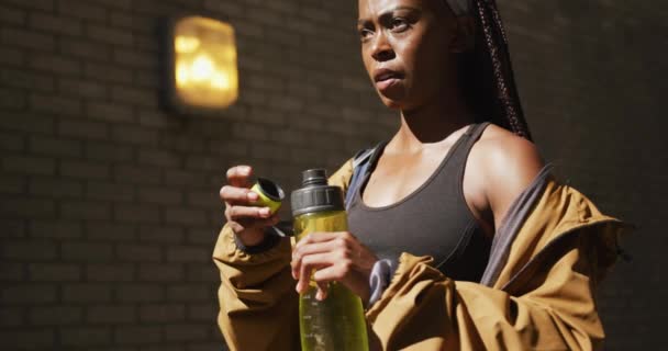 Afroamerykanka Ćwicząca Świeżym Powietrzu Wodę Pitną Mieście Zdrowy Outdoor Styl — Wideo stockowe