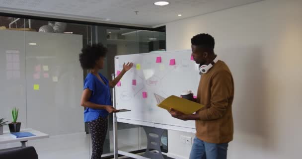 Afro Amerikaanse Mannelijke Vrouwelijke Collega Brainstormen Vergaderzaal Onafhankelijk Creatief Ontwerpbedrijf — Stockvideo
