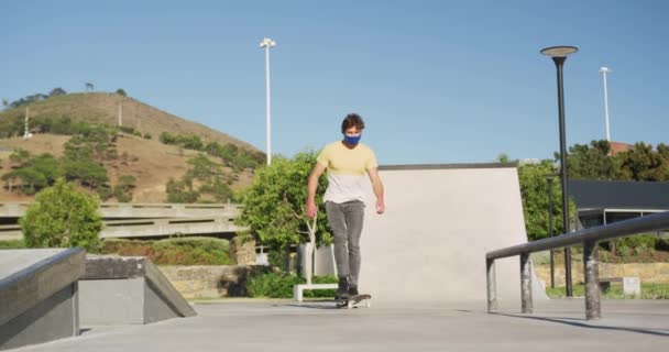 Kaukasischer Mann Mit Gesichtsmaske Der Sonnigen Tagen Auf Dem Skateboard — Stockvideo