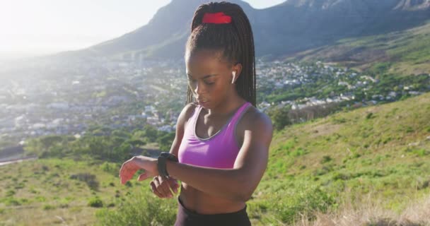 Mujer Afroamericana Haciendo Ejercicio Aire Libre Usando Auriculares Inalámbricos Usando — Vídeos de Stock