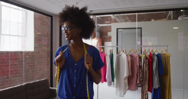 Retrato Diseñadora Moda Afroamericana Mirando Cámara Sonriendo Negocio Independiente Diseño — Vídeos de Stock