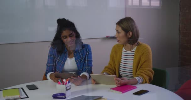 在工作场合讨论使用数字平板电脑的女性商业伙伴各不相同 独立创意设计业务 — 图库视频影像