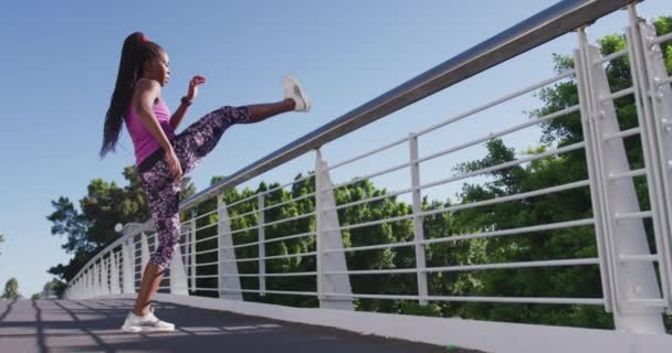 Afroamerykanka Rozciągająca Nogę Poręczy Mostu Sport Fitness Koncepcja Aktywnego Stylu — Wideo stockowe