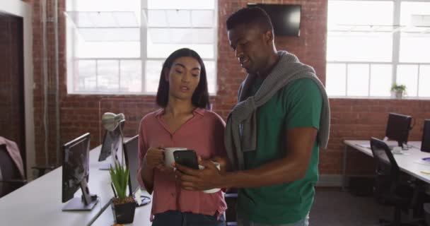 不同的男性和女性商界同事在工作场合使用智能手机杯进行讨论 现代办公室的生意 — 图库视频影像