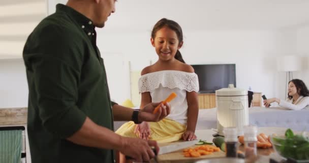 Padre Hispano Enseñando Hija Cocinar Encimera Casa Aislamiento Durante Bloqueo — Vídeos de Stock