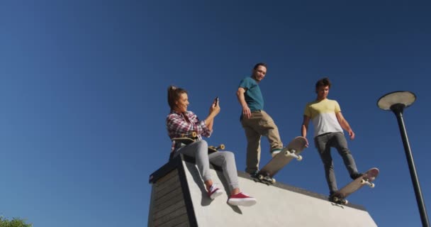 Šťastná Běloška Fotí Své Dva Kamarády Skateboardisty Létě Poflakovat Bruslovém — Stock video