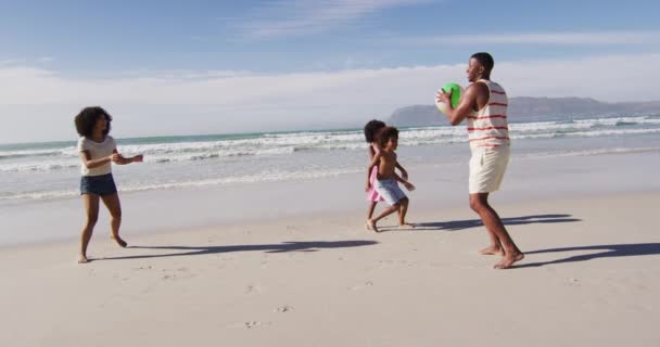 Pais Afro Americanos Seus Filhos Brincando Com Uma Bola Praia — Vídeo de Stock