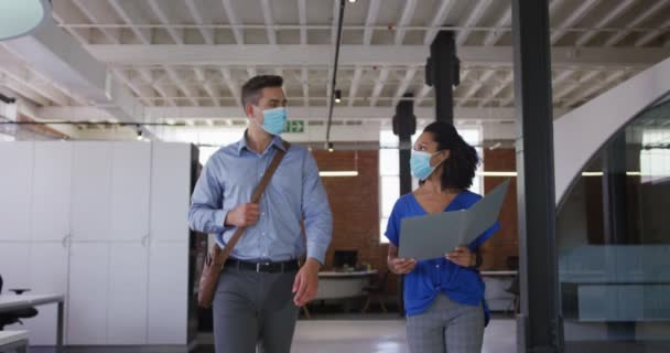 Különböző Fajú Férfi Női Üzletemberek Sétálnak Keresztül Folyosón Arcpakolásban Modern — Stock videók