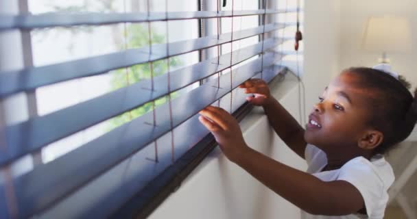 Ragazza Afroamericana Che Guarda Fuori Dalla Finestra Casa Stare Casa — Video Stock