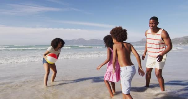 Mãe Afro Americana Seus Filhos Brincando Com Uma Bola Praia — Vídeo de Stock