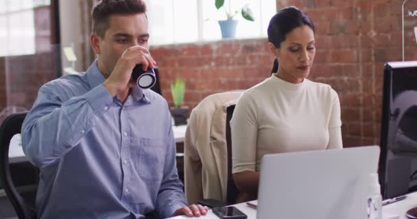 不同的男性和女性同事在工作场合讨论喝咖啡 现代办公室里的生意 — 图库视频影像