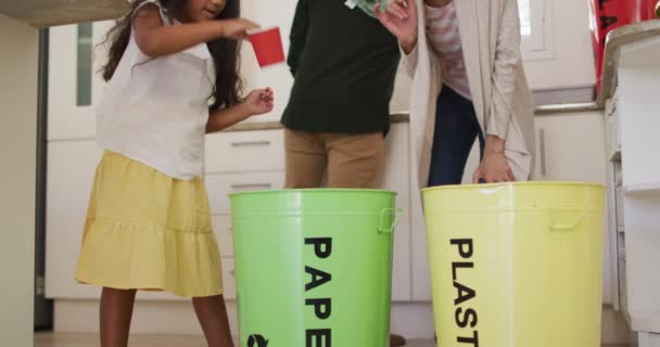 Hispanische Eltern Und Tochter Beim Trennungsunterricht Für Plastik Und Papiermüll — Stockvideo