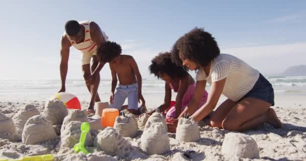 Genitori Afroamericani Loro Figli Giocano Con Sabbia Sulla Spiaggia Famiglia — Video Stock