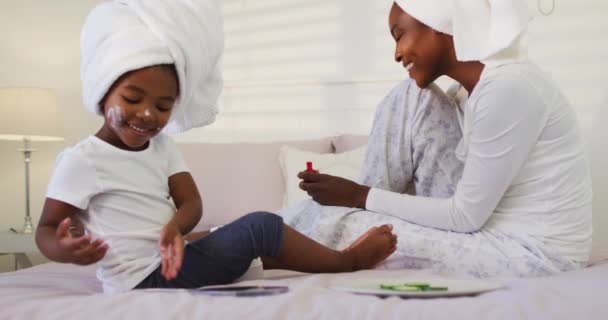 Mãe Filha Africana Feliz Usando Toalhas Sentadas Cama Olhando Para — Vídeo de Stock