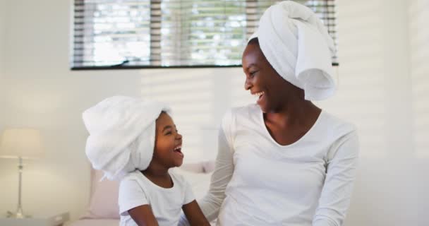 Afroamerikanische Mutter Und Tochter Sitzen Mit Handtüchern Auf Dem Bett — Stockvideo