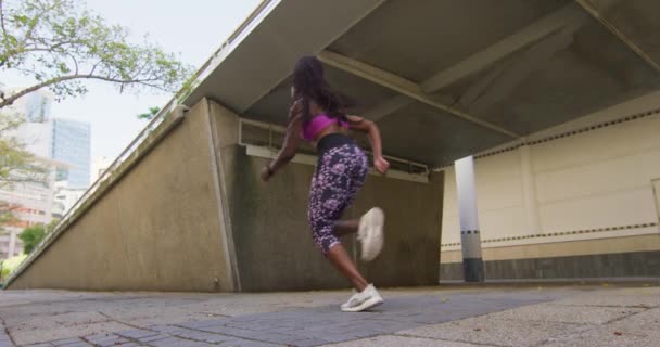 Mujer Afroamericana Haciendo Ejercicio Aire Libre Corriendo Bajo Puente Ciudad — Vídeo de stock