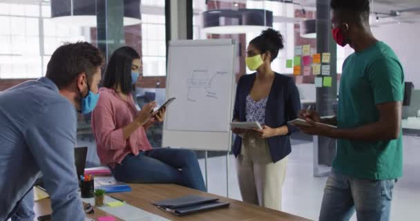 Colleghi Lavoro Misti Che Indossano Maschere Facciali Discutono Sala Riunioni — Video Stock