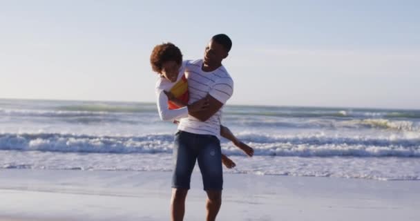 Pai Afro Americano Pegando Seu Filho Brincando Praia Viagem Familiar — Vídeo de Stock