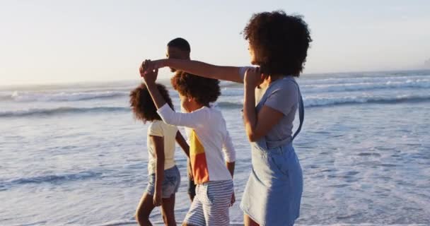 Mãe Filho Afro Americanos Dançando Juntos Durante Pôr Sol Praia — Vídeo de Stock