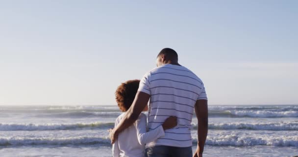 Afro Amerikan Baba Oğlunun Kumsalda Dikiz Aynasından Manzaranın Keyfini Çıkarırken — Stok video