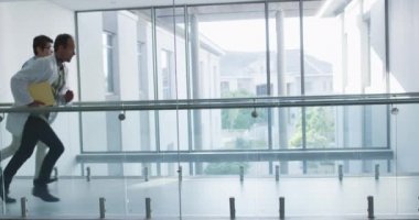 Acil durumlar için hastane koridorunda koşan bir grup doktor. Sağlık ve Tıp Konsepti